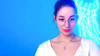 Sheryl Sweet's mesmerizing massage turns into a steamy webcam chat