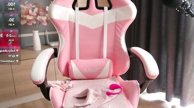 Stunning model iamwendy7 gets her dÃ©colletage off with some sensual naturism