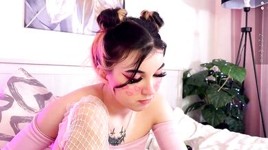 Veronicaleal_ gets off by herself in this hot solo video