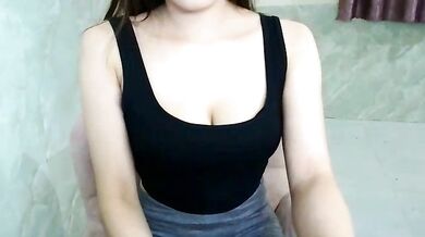 Pink_Pretty's tight Asian pussy twerks and squirts while playing with small toys on cam2cam