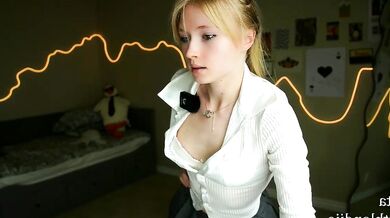 Bestblondiiecb's mesmerizing rump gets a wild ride in this steamy video