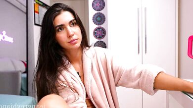 Watch the seductive beauty with perfect curves and a tipsy attitude in virtual reality!