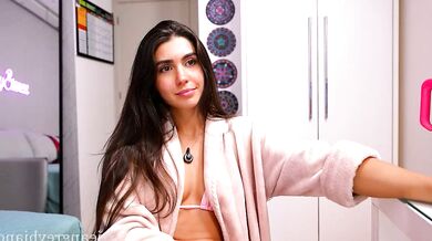 Watch the seductive beauty with perfect curves and a tipsy attitude in virtual reality!