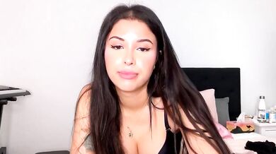 Missmyahxo - Sensual assets & alluring curves in a steamy video