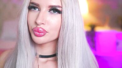 Juicy_Jessye's tight pussy gets toasted in hot erotic dance & record