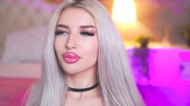 Juicy_Jessye's tight pussy gets toasted in hot erotic dance & record