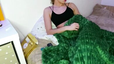 Ravishing roxxxie_reid gives a seductive handjob and gets her slim body filmed