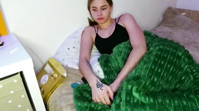 Ravishing roxxxie_reid gives a seductive handjob and gets her slim body filmed