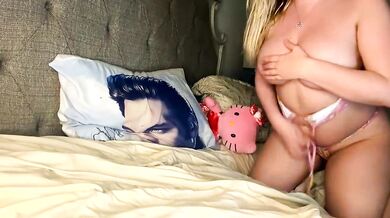 Watch X_dreamgirl_x, the Enchanting influencer, alone in her cam room, enchanting herself with a sensual solo show