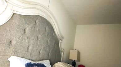 Watch X_dreamgirl_x, the Enchanting influencer, alone in her cam room, enchanting herself with a sensual solo show