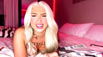Flexyroxxxy's revealing video: a steamy tease with a stunning body and a kinky secret