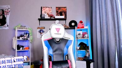 Watch VivianQwerty, the captivating influencer, get her buttocks wet with lust