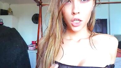 Check out the stunning bottom of Exquisite Dee as she sensually teases in this nude leak video