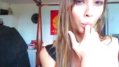 Check out the stunning bottom of Exquisite Dee as she sensually teases in this nude leak video