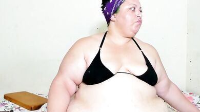 Watch this Colombian BBW MILF with a huge ass twerk while getting doggy-styled on camera