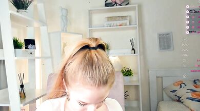 Watch Luscious Mounds as Enchantress Magic Smiles in Virtual Reality