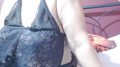 hindoe - Porn Video [Cam4]: engaging entertainer, mesmerizing hips, popular internet personality