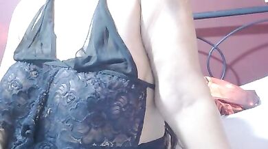 hindoe - Porn Video [Cam4]: engaging entertainer, mesmerizing hips, popular internet personality