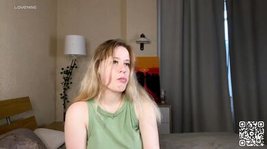 ElviaDeere - Porn Video [Cam4]: charismatic entertainer, naked bust, dynamic host