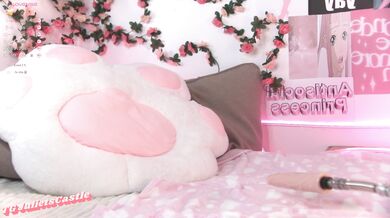 JulietAdair - Porn Video [Cam4]: angelic beauty, perfectly contoured décolletage, engaging broadcaster