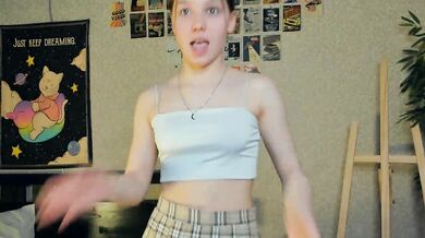 LynnCrissey - Porn Video [Cam4]: dynamic host, playing on live webcam, searing tremors