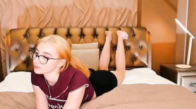 NeldaDensford - Porn Video [Cam4]: voluptuous décolletage, engaging entertainer, erotic shivers