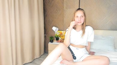 VeronaFaux - Porn Video [Cam4]: stunning glutes, mesmerizing mounds, streaming interaction