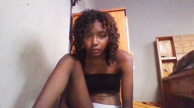 Vannyah2 - Porn Video [Cam4]: alluring siren, quick flirt session, gorgeous diva