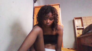 Vannyah2 - Porn Video [Cam4]: alluring siren, quick flirt session, gorgeous diva