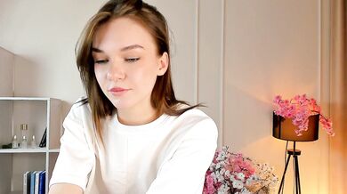 LynnAldridge - Porn Video [Cam4]: streaming interaction, radiant cleavage, captivating allure