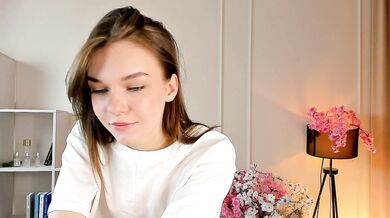 LynnAldridge - Porn Video [Cam4]: streaming interaction, radiant cleavage, captivating allure