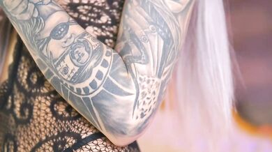 Juicy_Jessye gets her tight butt drilled hard with a dildo while getting spanked and fingered in a naked orgy