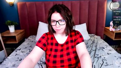 Emily_Amorre's curvy ass twerked on camera for the first time ever!