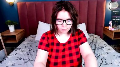 Emily_Amorre's curvy ass twerked on camera for the first time ever!