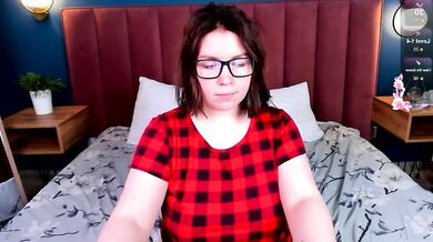 Emily_Amorre's curvy ass twerked on camera for the first time ever!