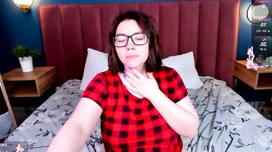 Emily_Amorre's curvy ass twerked on camera for the first time ever!