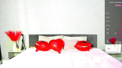 AuroraPrincess: A newbie in the cam world teases and toys her tight ass