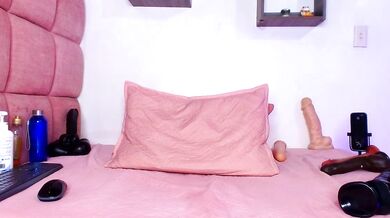 Watch petite-latin girl lorrayne_ gagging on cock before getting a squirt show!