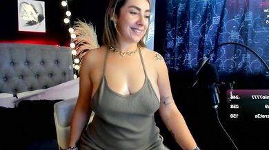 Isabella_lt's Oily Striptease on Cam: Latina MILF Gives Best Price for Best Price