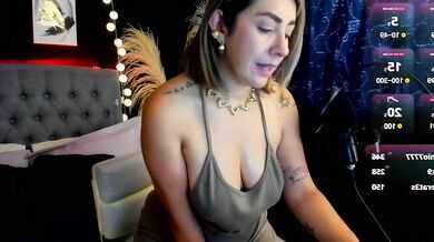 Isabella_lt's Oily Striptease on Cam: Latina MILF Gives Best Price for Best Price