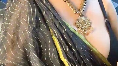 Aishwarya_101_ is a hot MILF with big tits and a tight pussy who loves getting fingered on cam