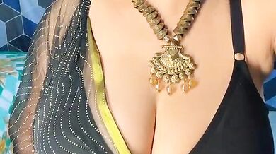 Aishwarya_101_ is a hot MILF with big tits and a tight pussy who loves getting fingered on cam