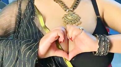 Aishwarya_101_ is a hot MILF with big tits and a tight pussy who loves getting fingered on cam