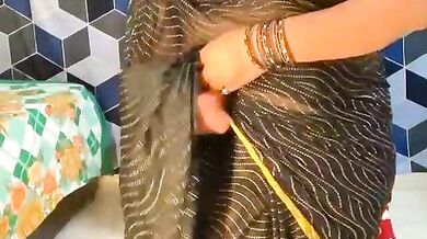 Aishwarya_101_ is a hot MILF with big tits and a tight pussy who loves getting fingered on cam