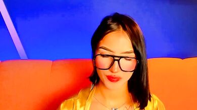 PeytonReeds records herself topless and gives a steamy footjob to a lucky stranger