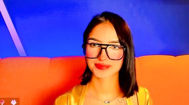 PeytonReeds records herself topless and gives a steamy footjob to a lucky stranger