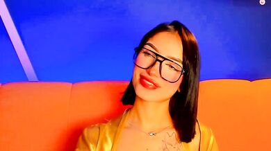 PeytonReeds records herself topless and gives a steamy footjob to a lucky stranger