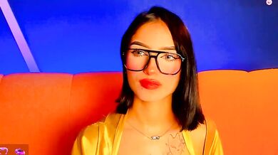 PeytonReeds records herself topless and gives a steamy footjob to a lucky stranger