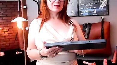 Samantha_mature56 strips & fucks in public like a pro