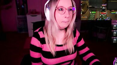 JustKerry's private cam show: German blondes with big tits twerk and record themselves on public cam2cam